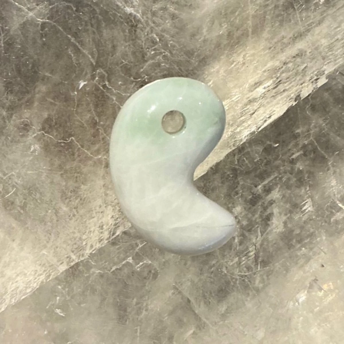 糸魚川翡翠勾玉(25mm)-R523-3